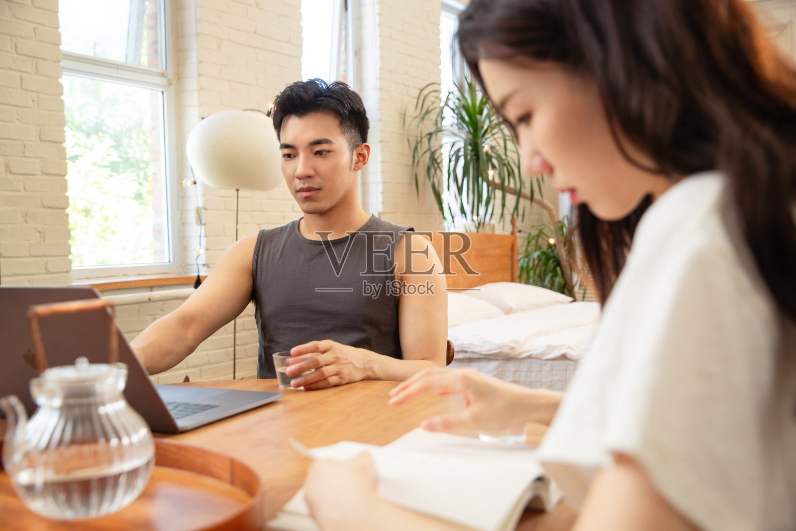 青年夫妇的居家生活照片摄影图片