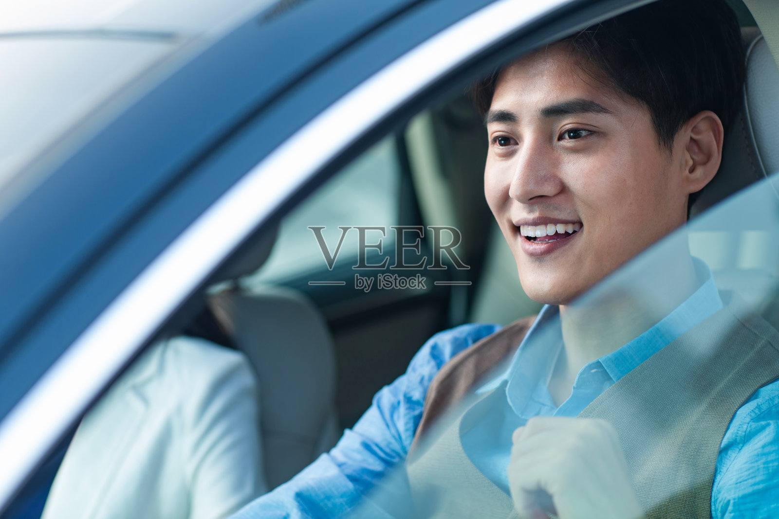 坐在汽车里的青年商务人士照片摄影图片