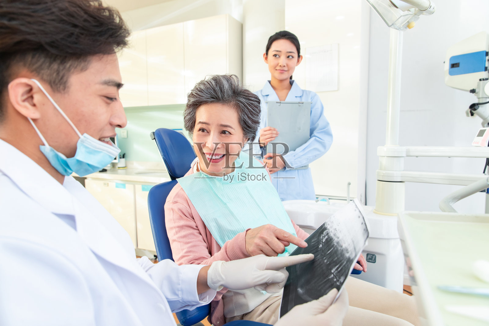 牙科医生给患者治疗照片摄影图片