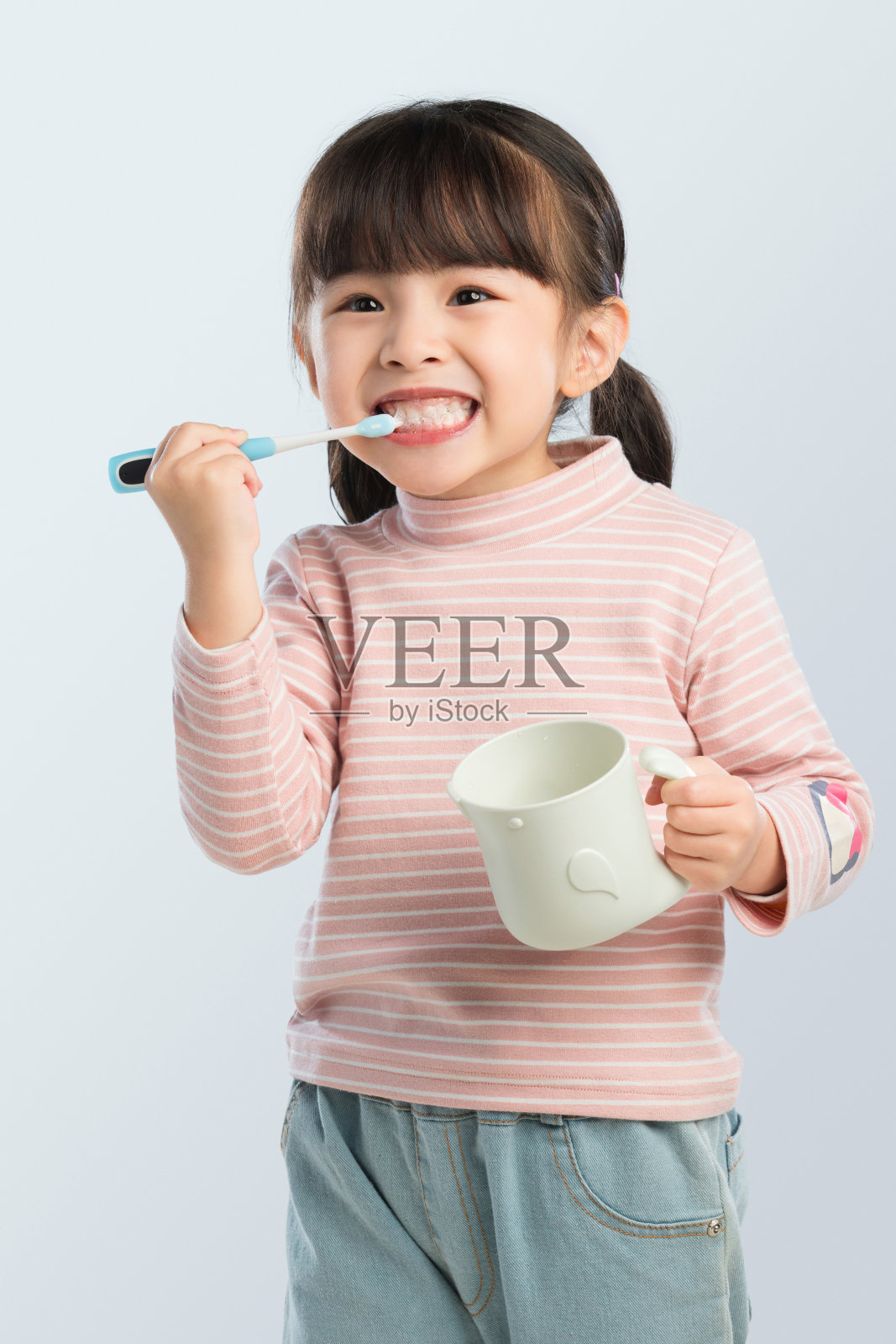 可爱的小女孩正在刷牙照片摄影图片