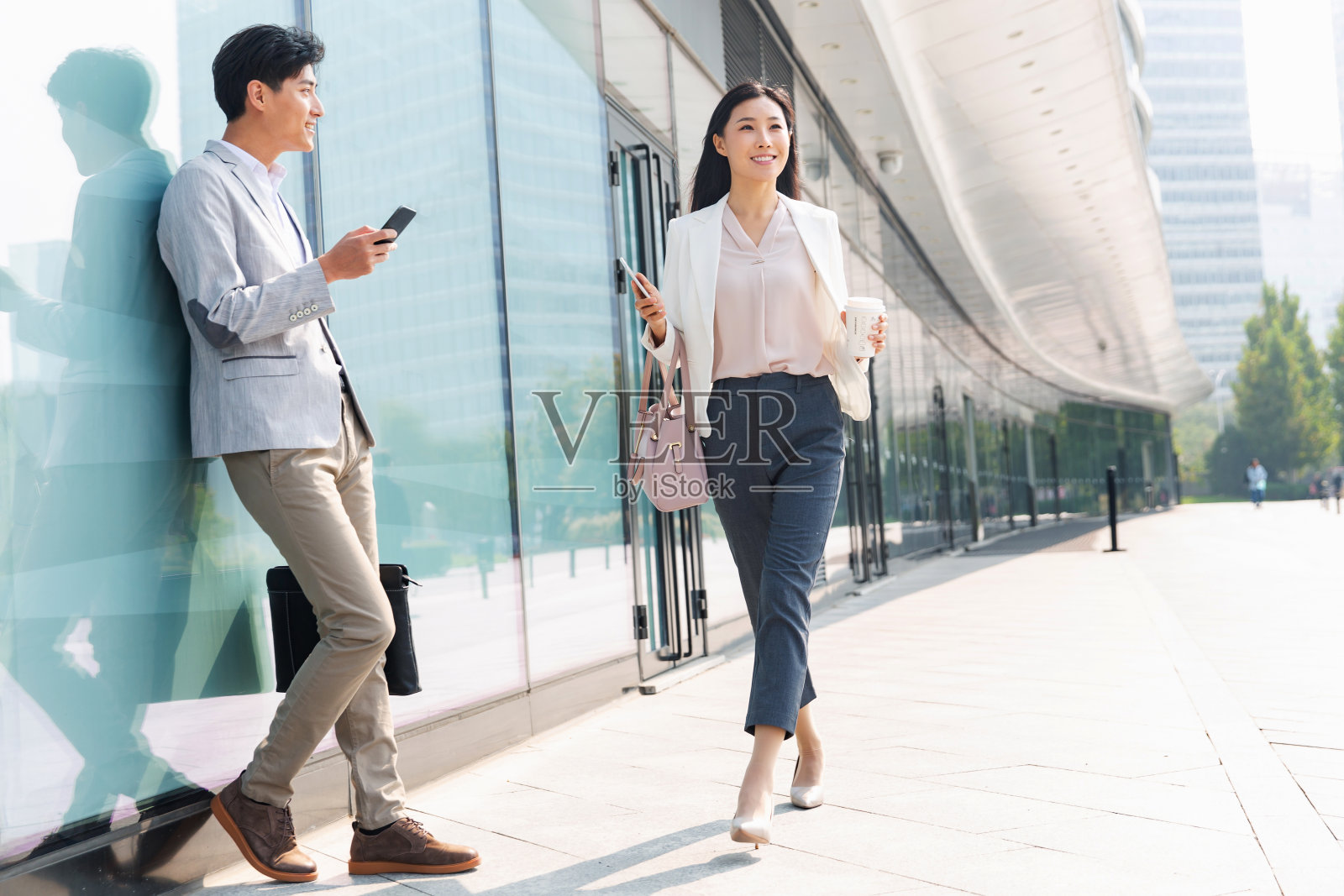 走在路上的青年商务女士照片摄影图片