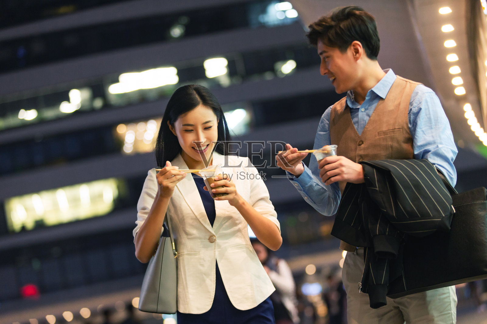 商务人士在户外吃东西照片摄影图片