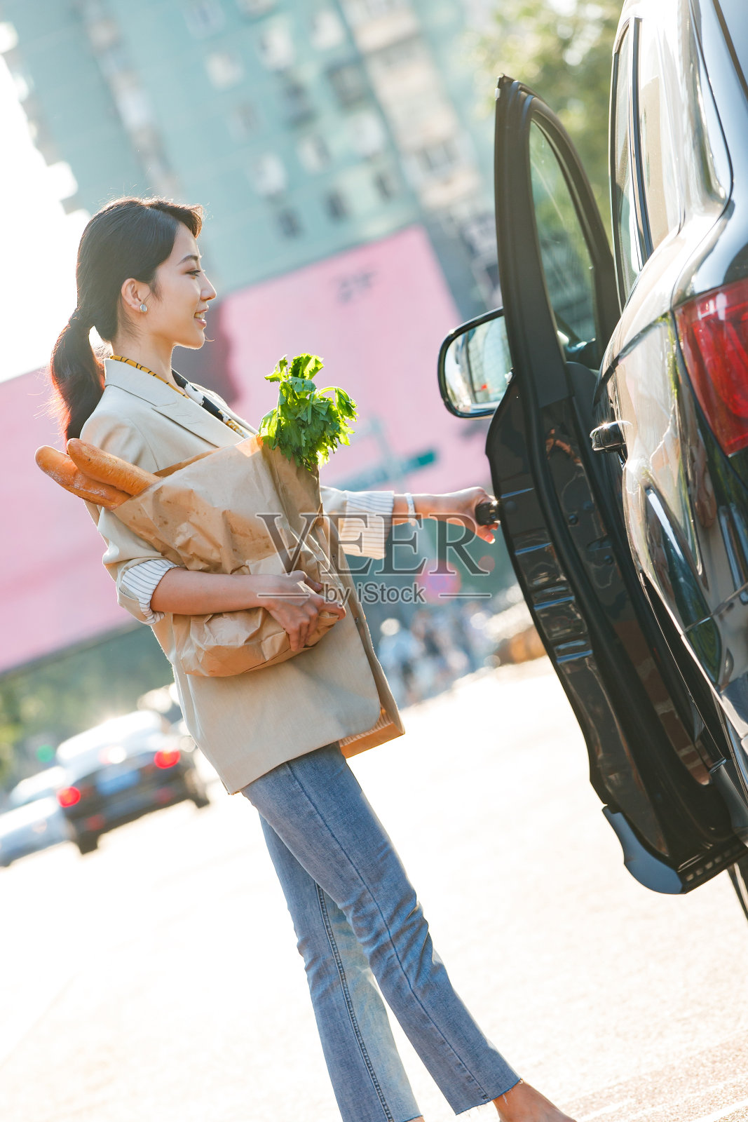 购物后的青年女人照片摄影图片