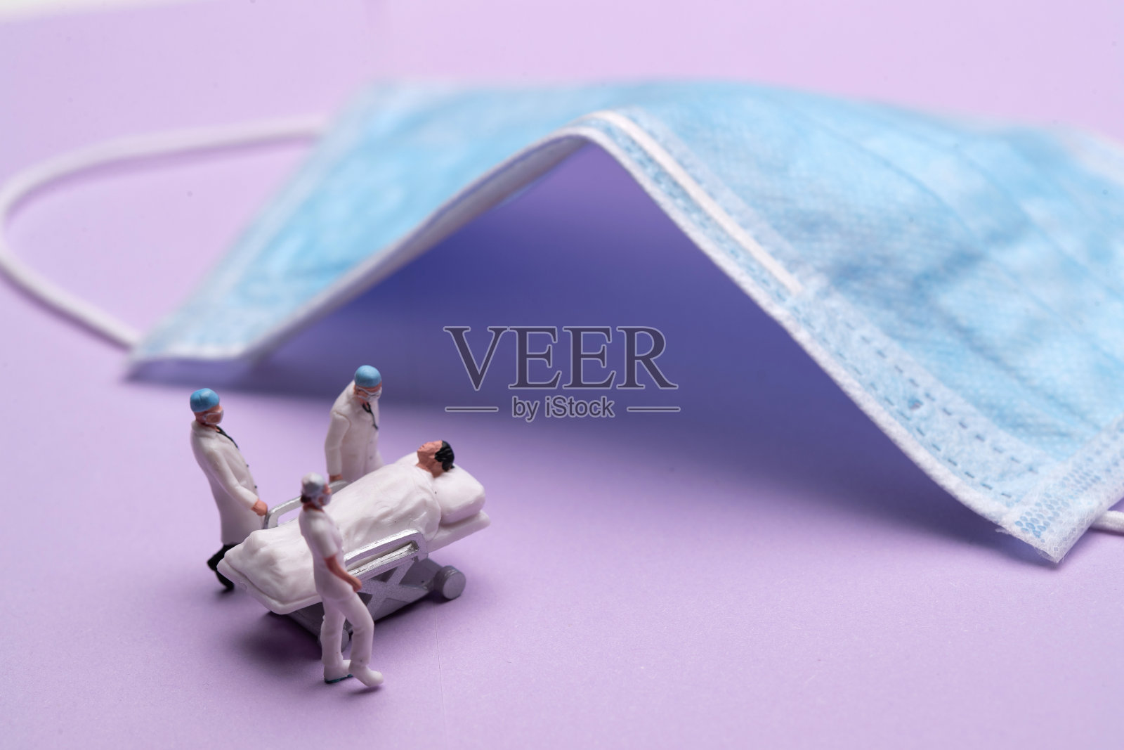 医护人员救治患者照片摄影图片