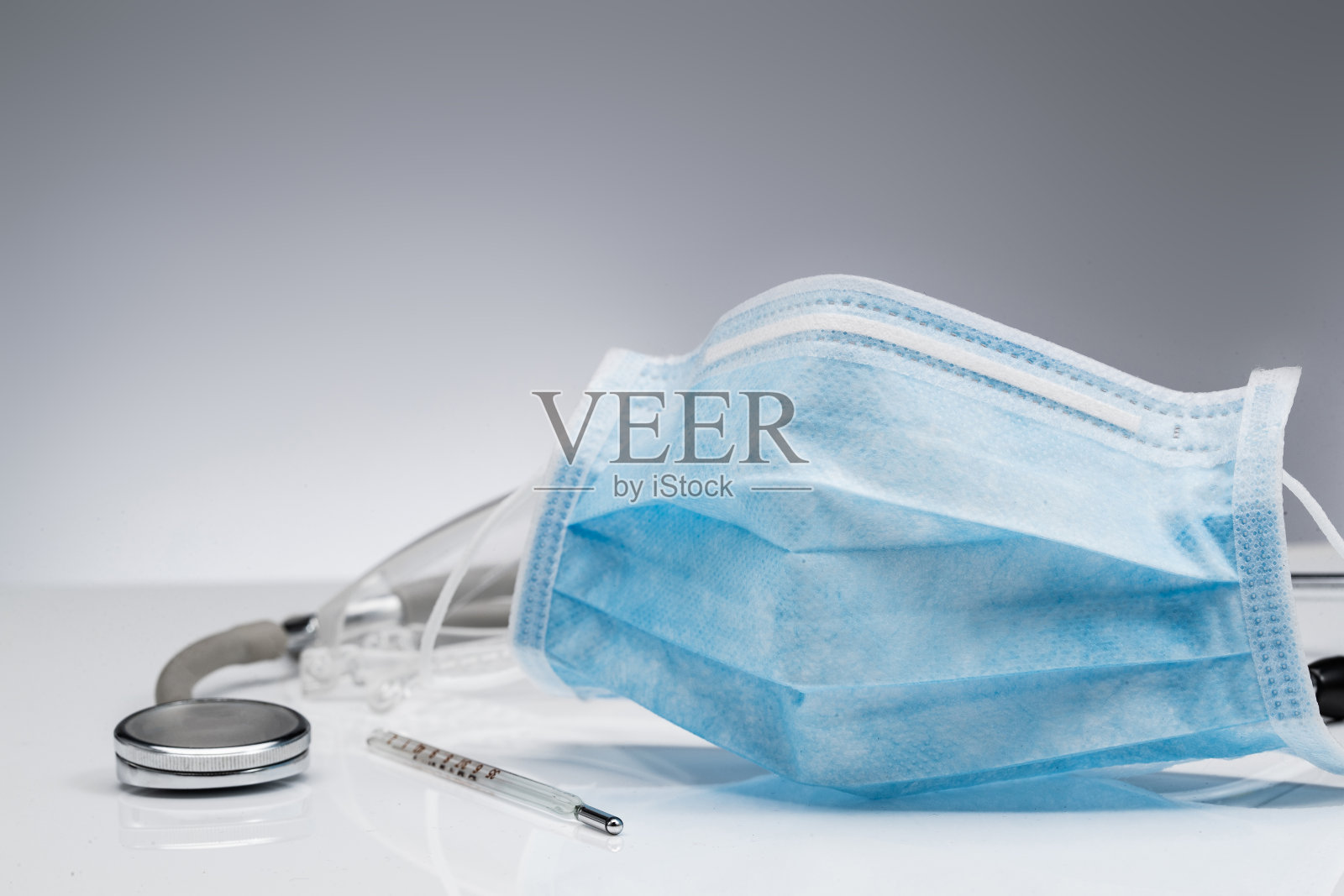 一次性口罩和听诊器照片摄影图片