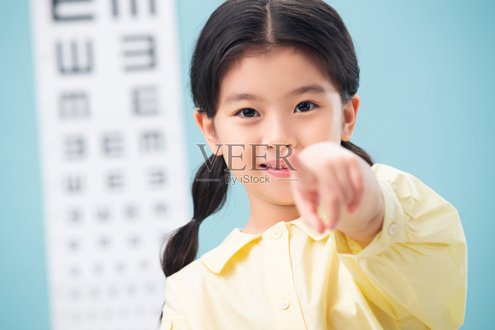 小女孩测视力照片摄影图片