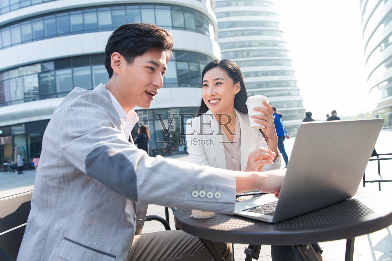 商务人士在户外讨论工作照片摄影图片