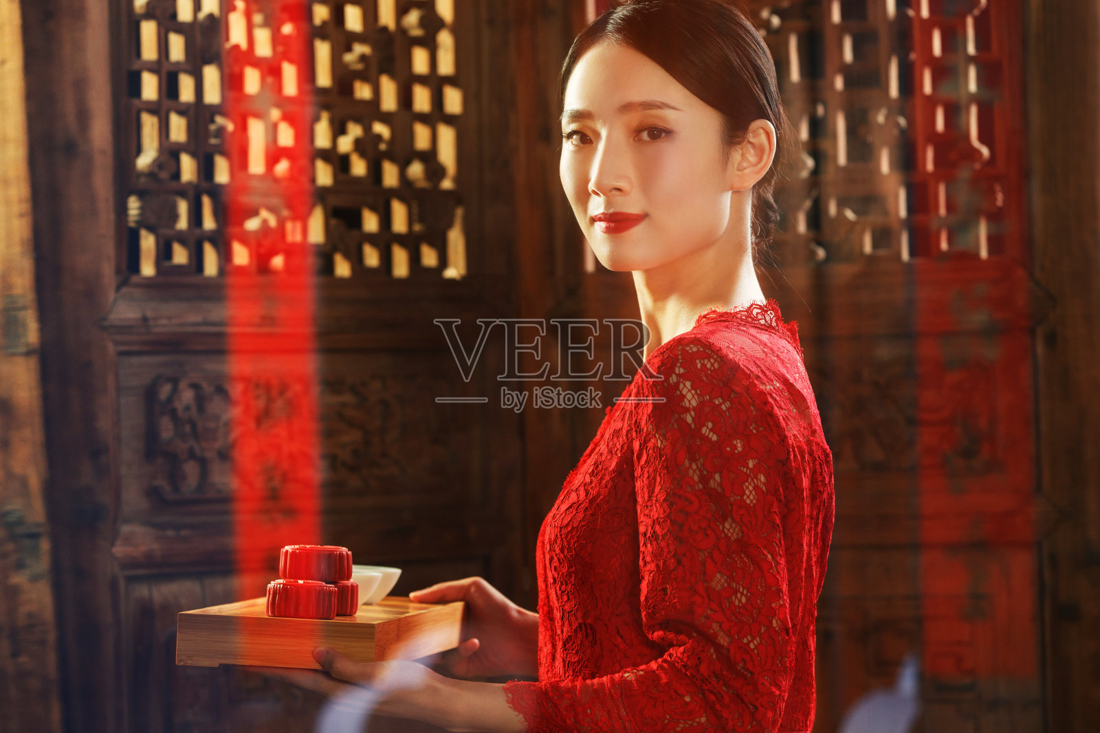 新年拿着茶点的青年女人照片摄影图片