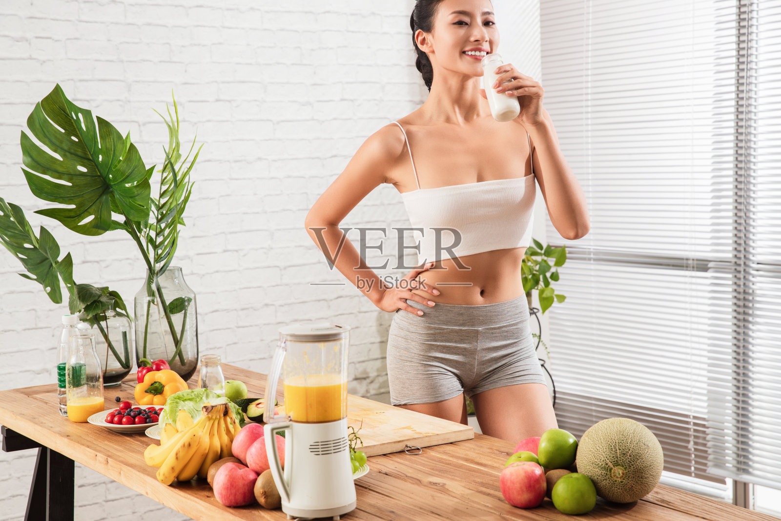 健康女人喝牛奶照片摄影图片