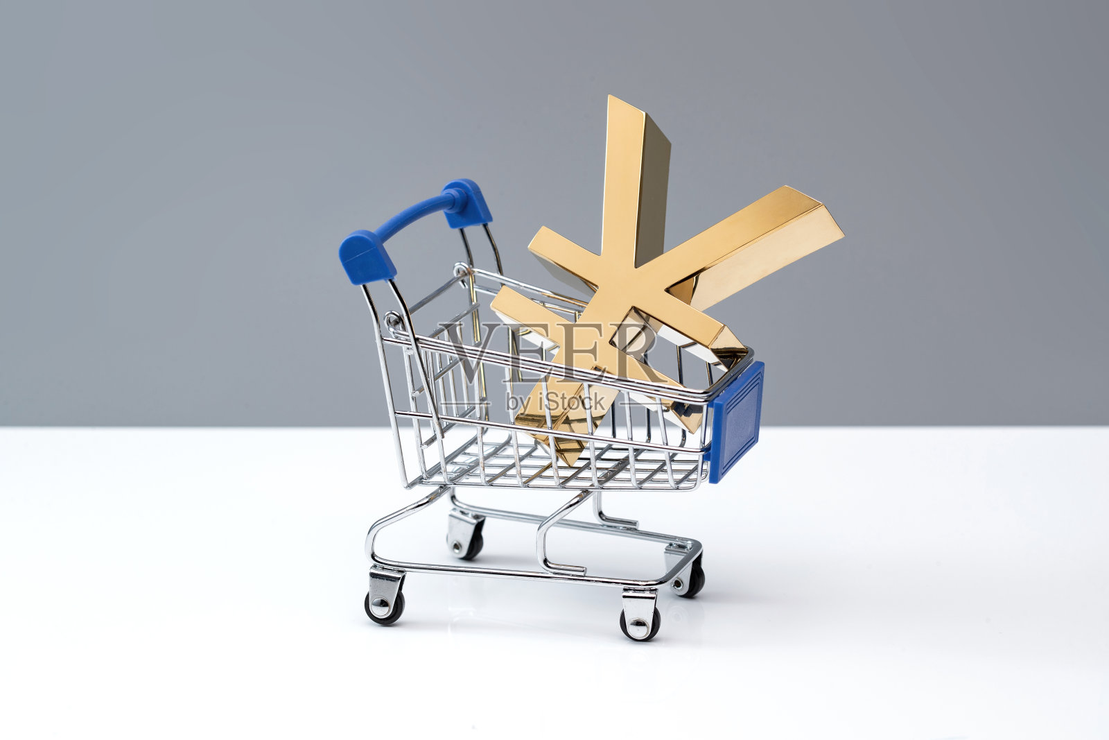 购物车里的人民币符号模型照片摄影图片