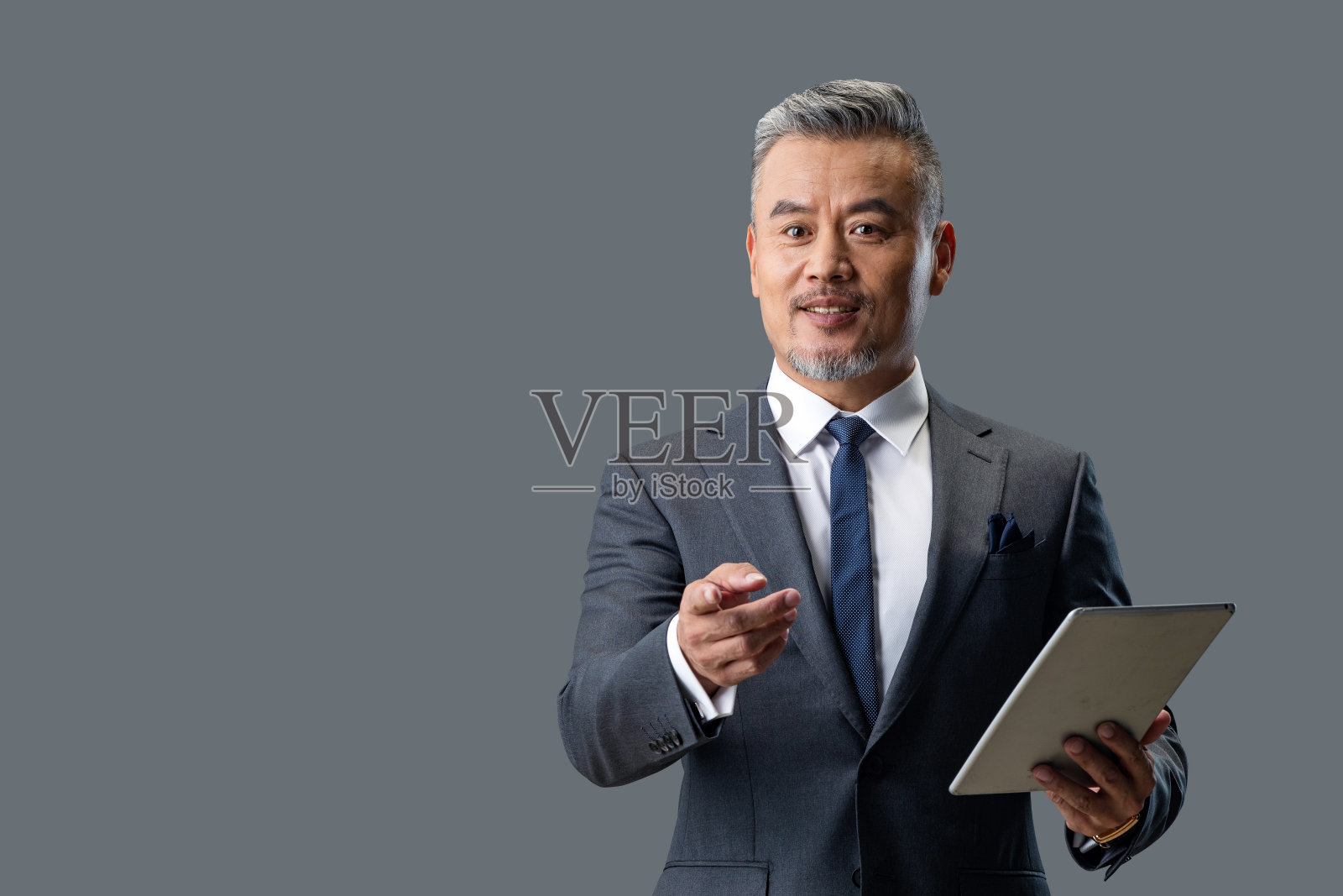 拿着平板电脑自信的商务男士照片摄影图片