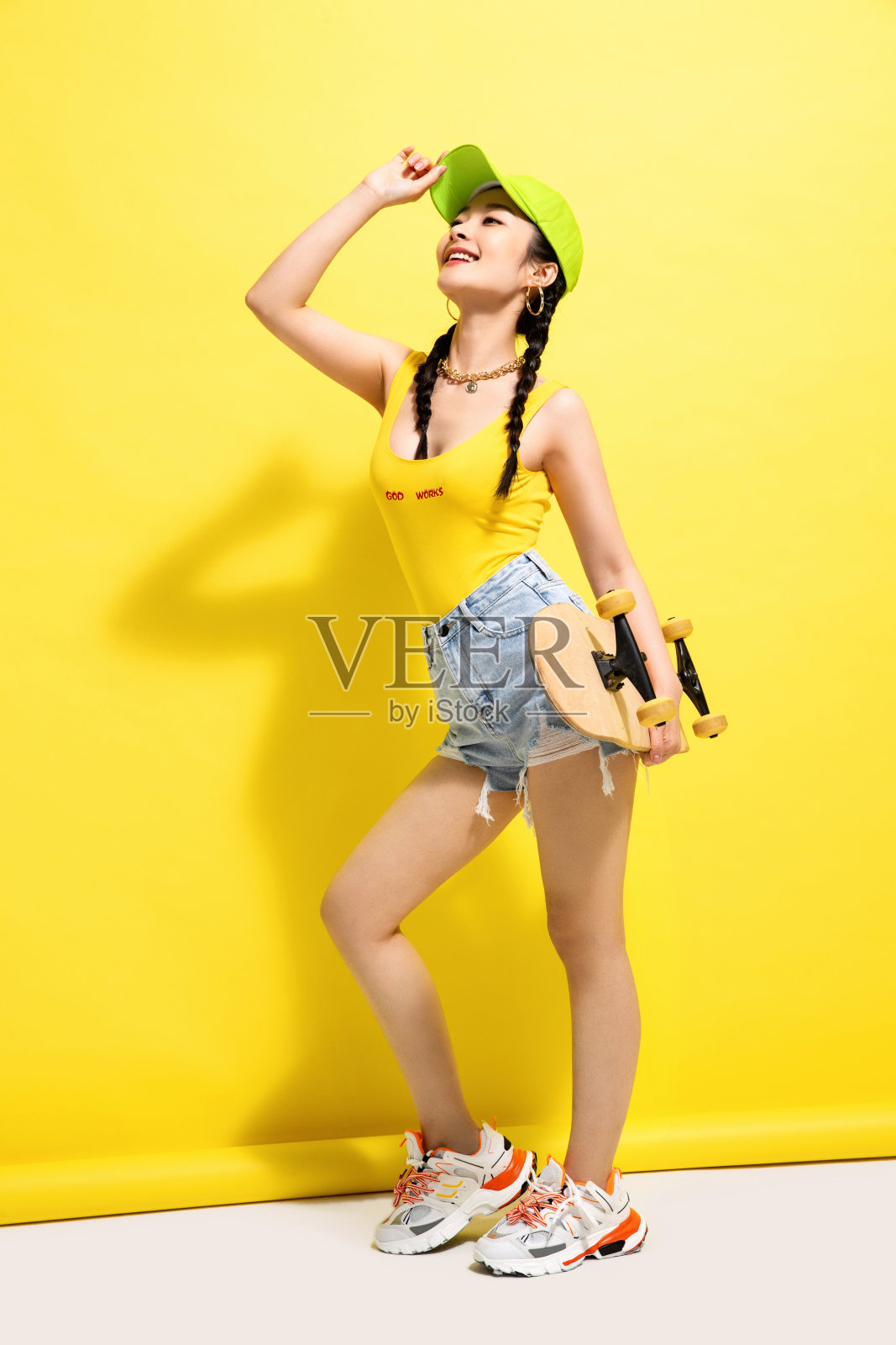 拿着滑板的青年女人照片摄影图片