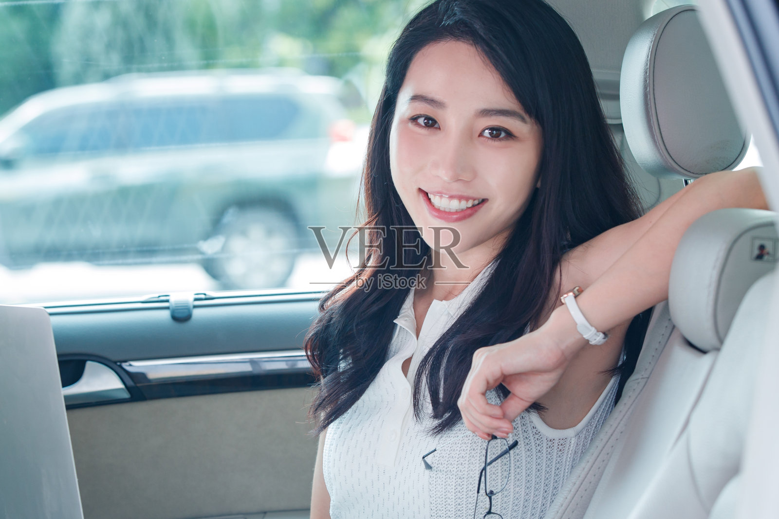 坐在车内的漂亮商务女性照片摄影图片