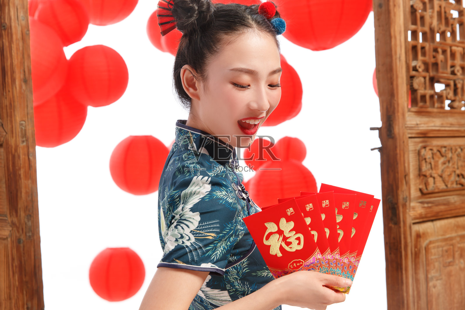 新年拿着红包的快乐女人照片摄影图片