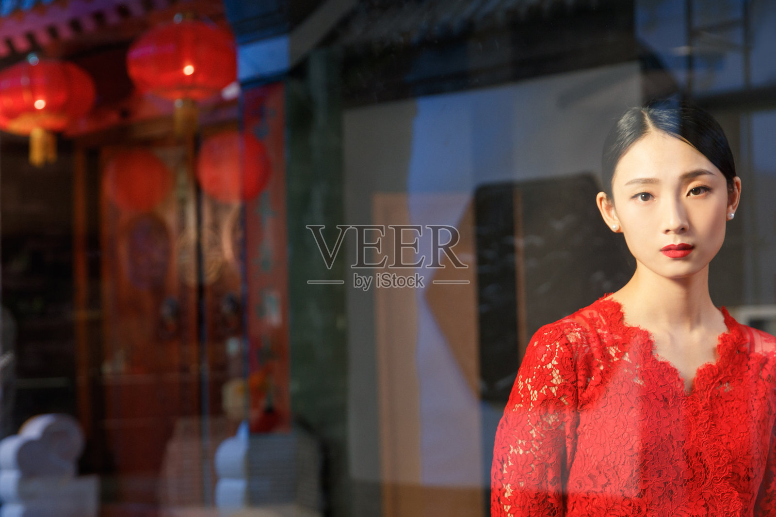 窗前的年轻女人照片摄影图片