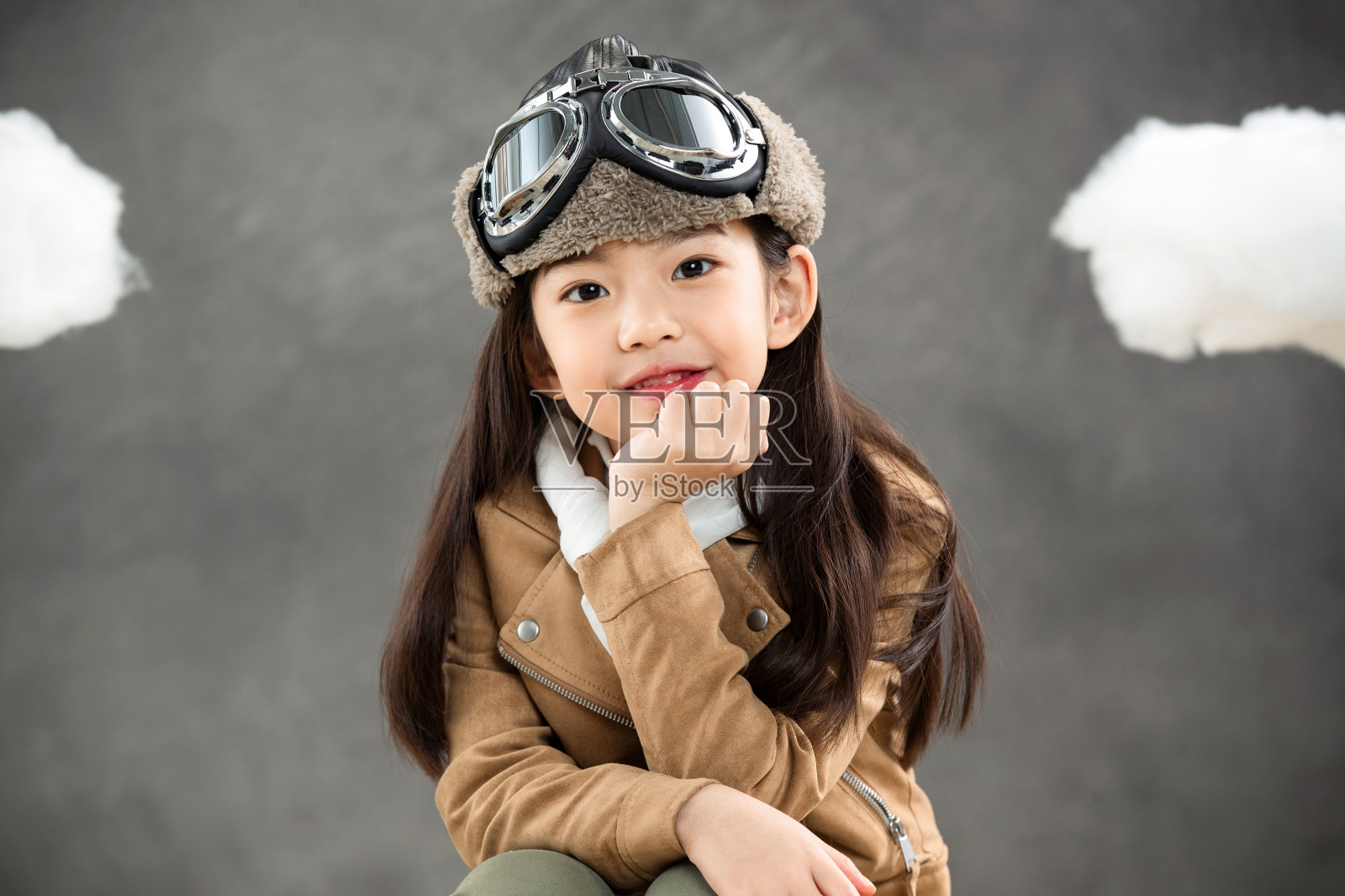 用手托下巴的快乐小飞行员照片摄影图片