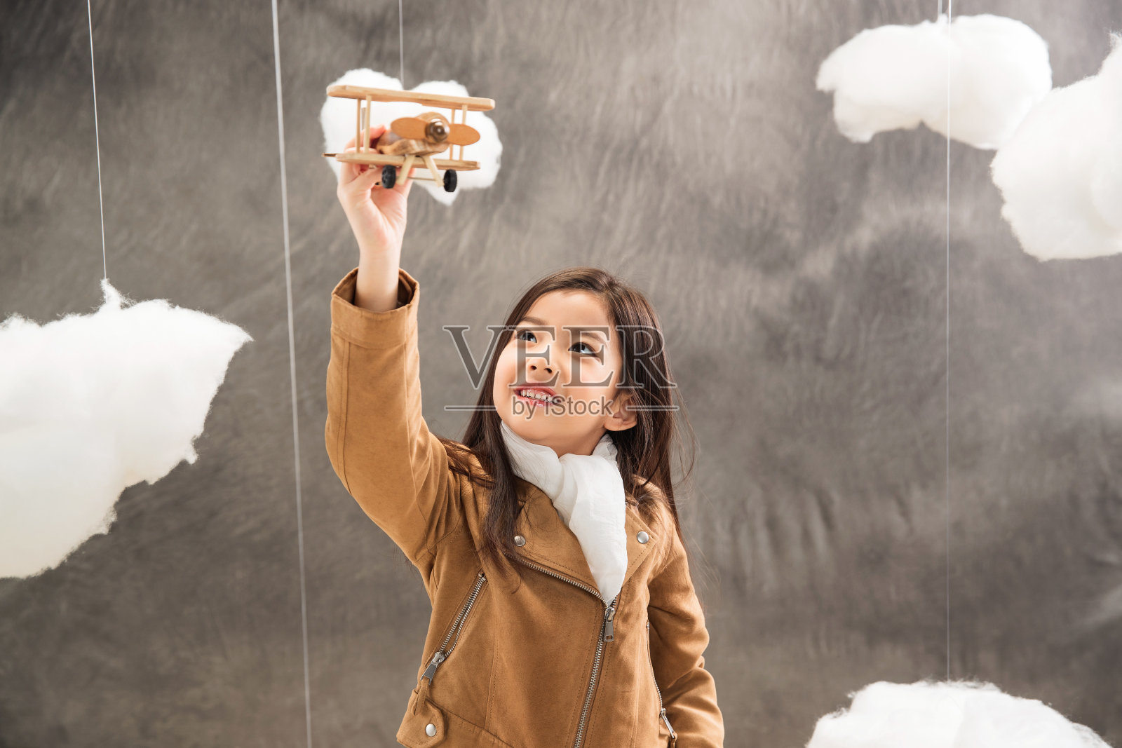快乐女孩拿着飞机模型照片摄影图片