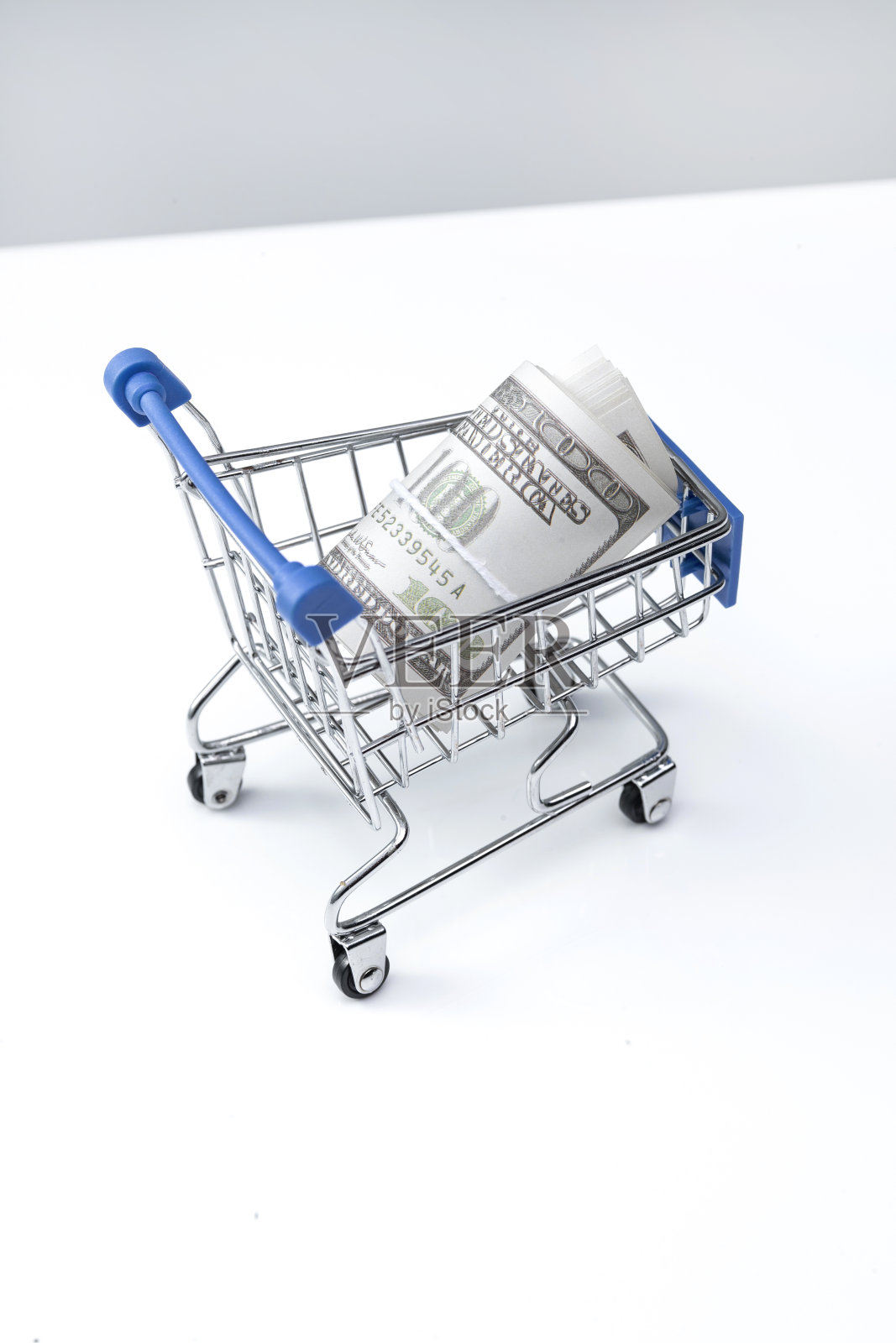 购物车和美国百元钞票卷照片摄影图片