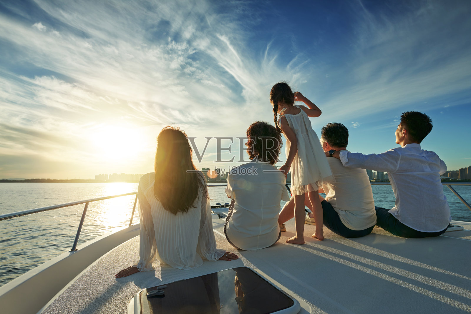 欢乐家庭乘坐游艇出海照片摄影图片