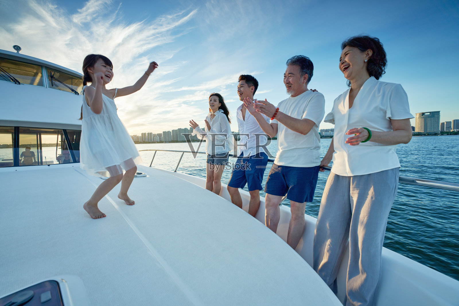 欢乐家庭乘坐游艇出海照片摄影图片