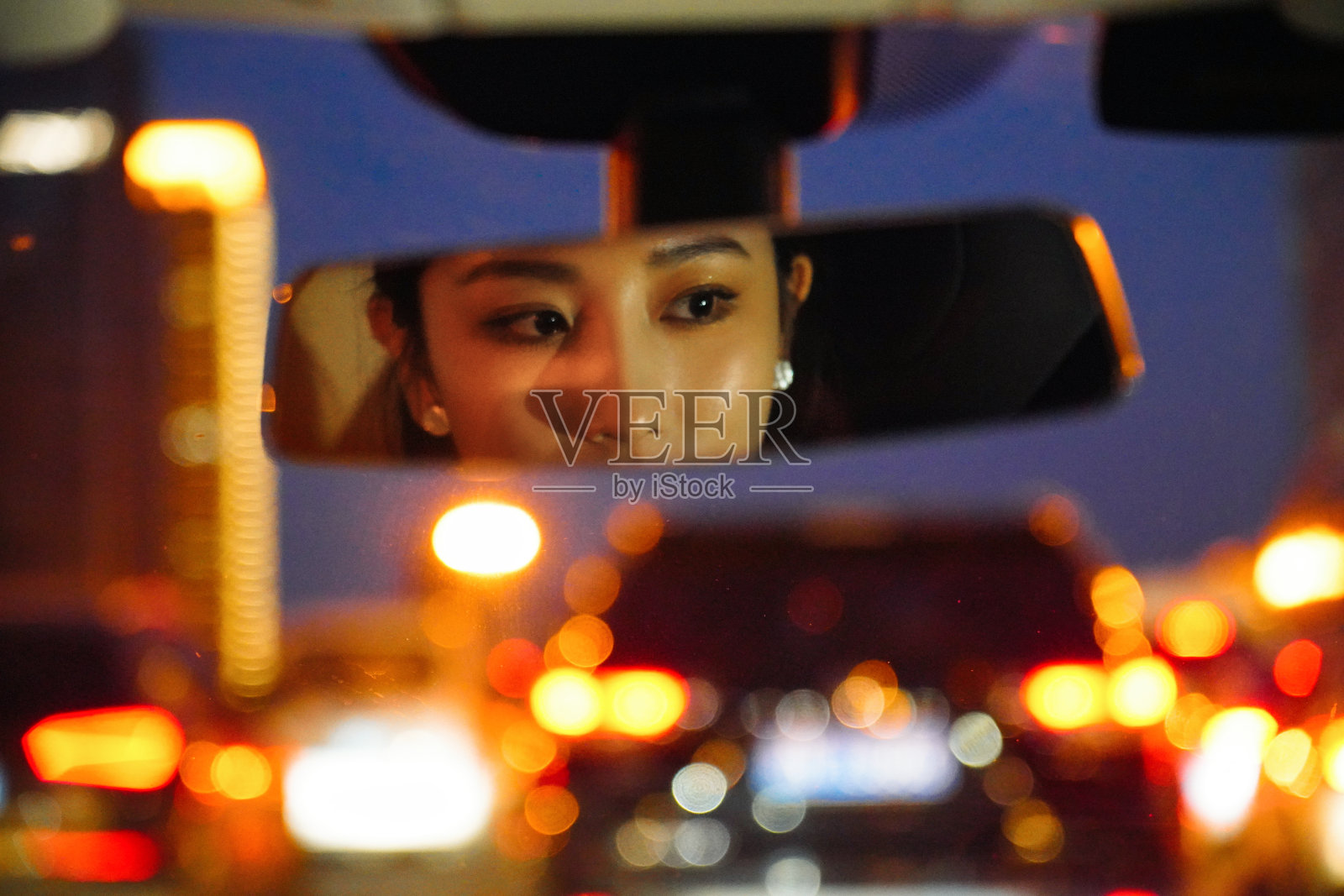 堵车后视镜显示的青年女人照片摄影图片