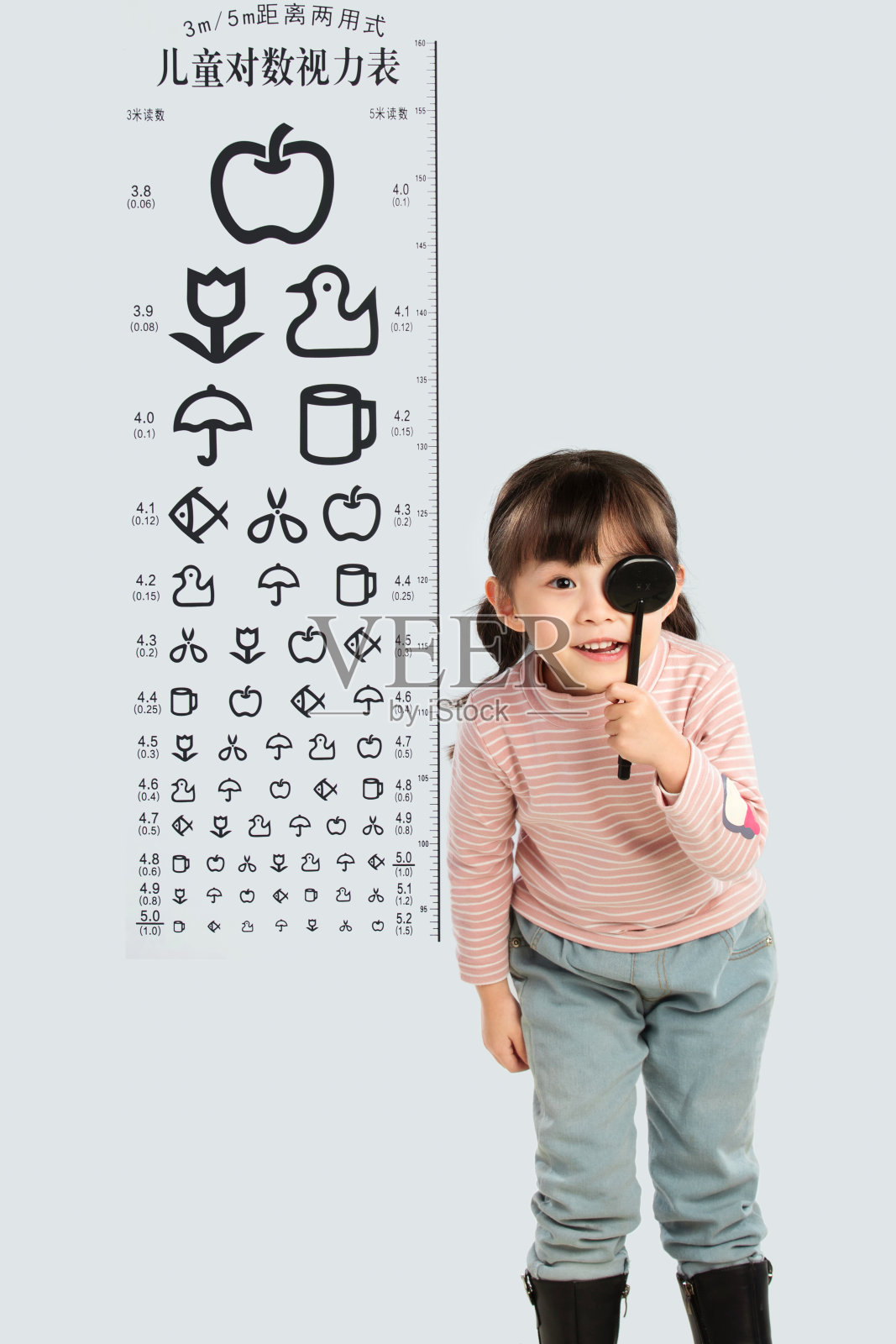 可爱的小女孩检查视力照片摄影图片