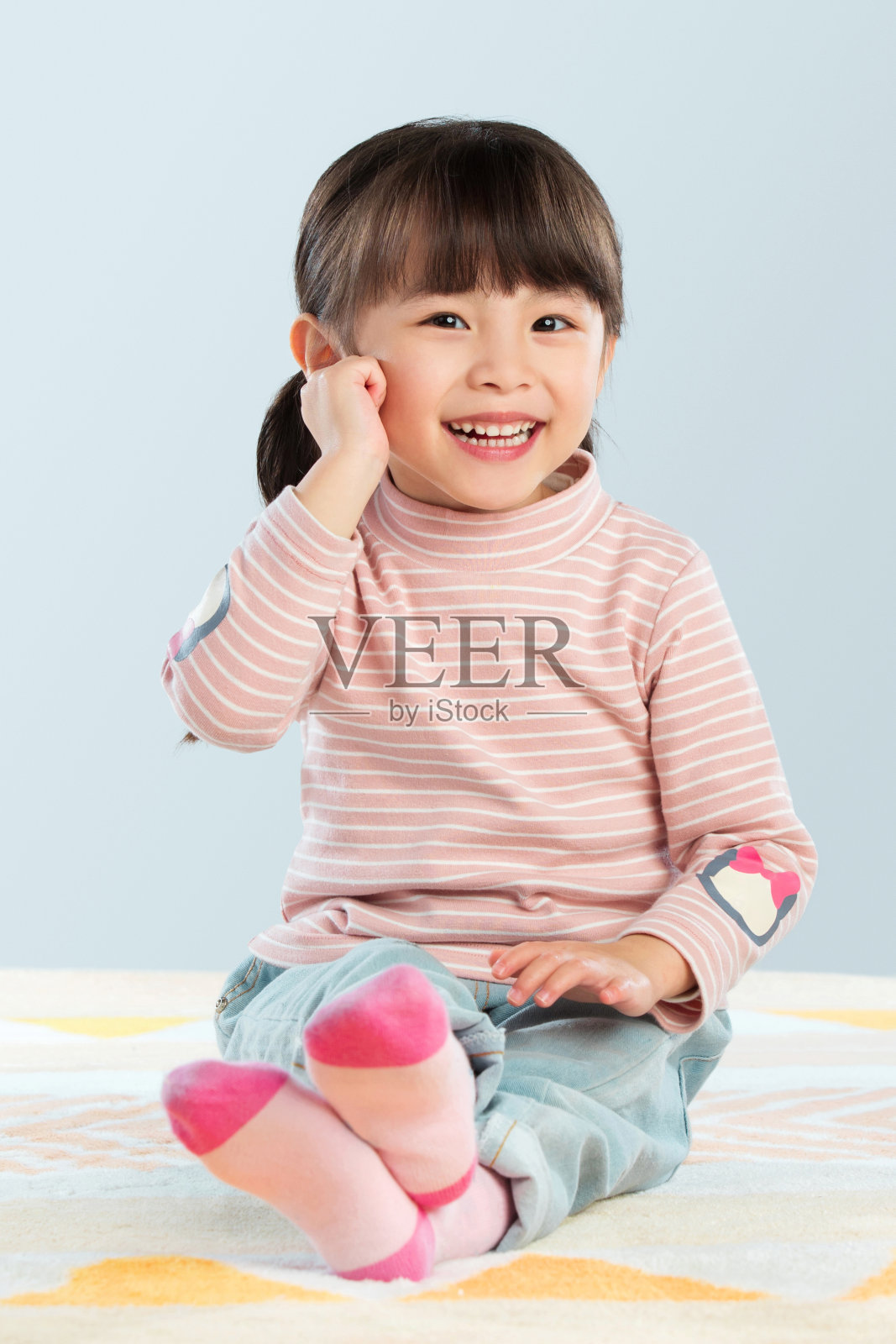 一个可爱的小女孩照片摄影图片