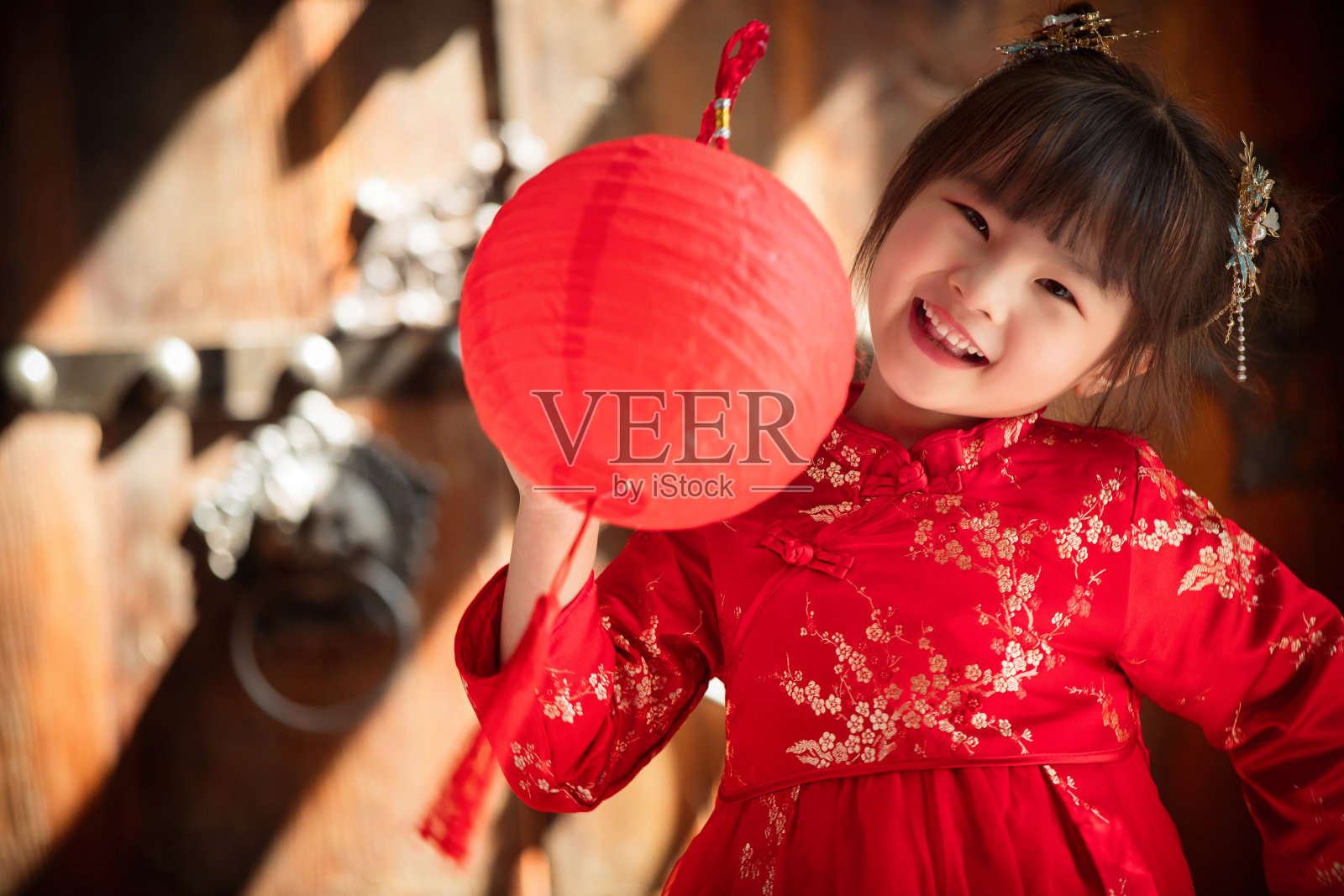 可爱的小女孩拿着红灯笼照片摄影图片