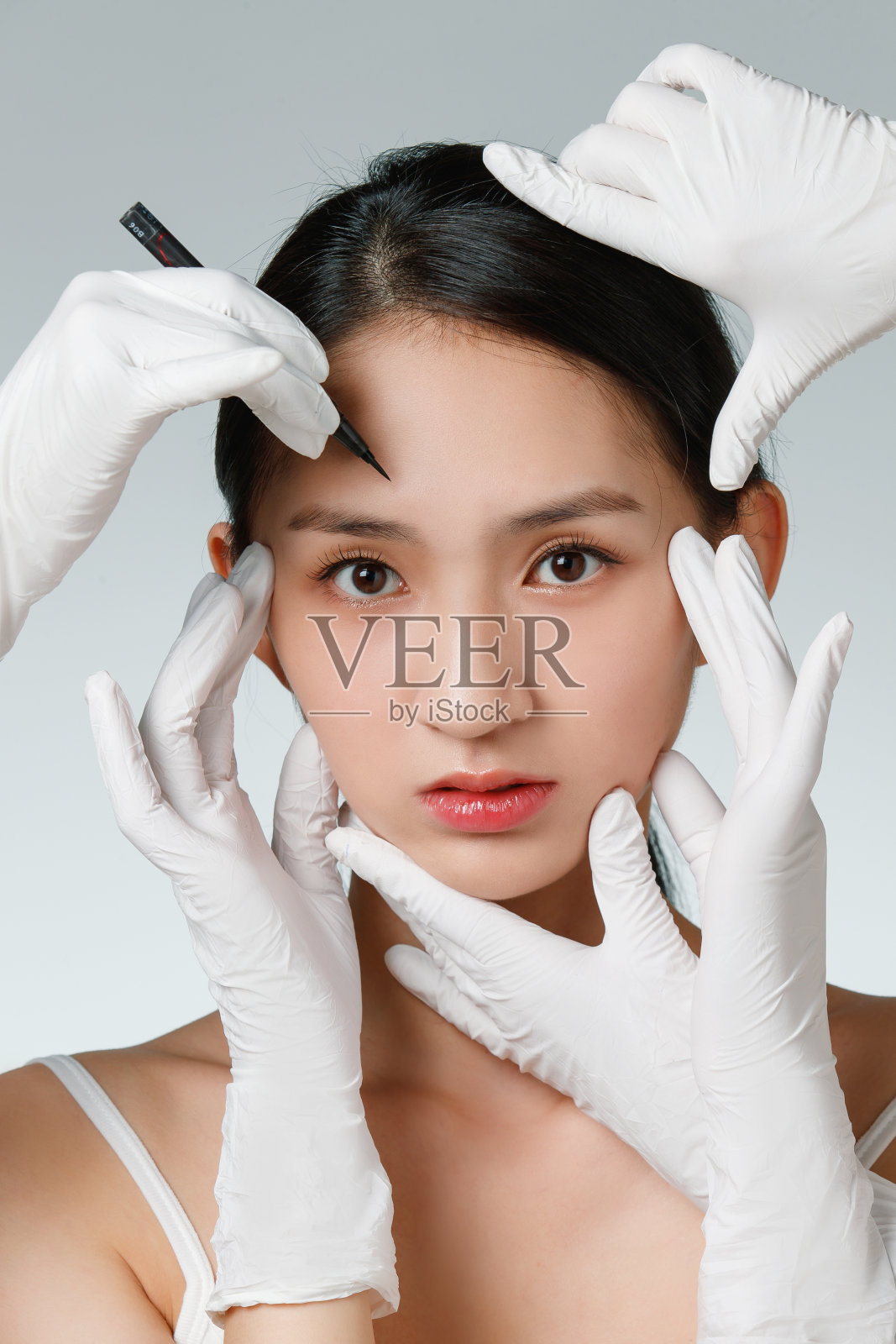 青年女人做整形手术照片摄影图片