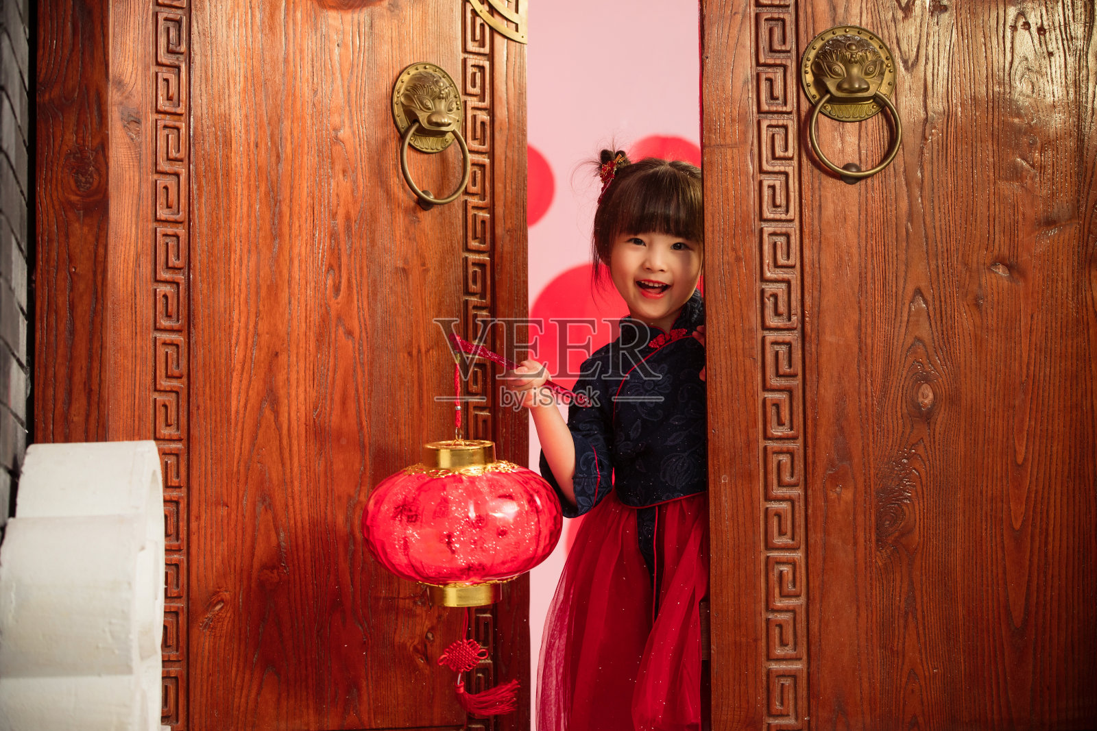 漂亮的小女孩手提红灯笼庆祝新年照片摄影图片