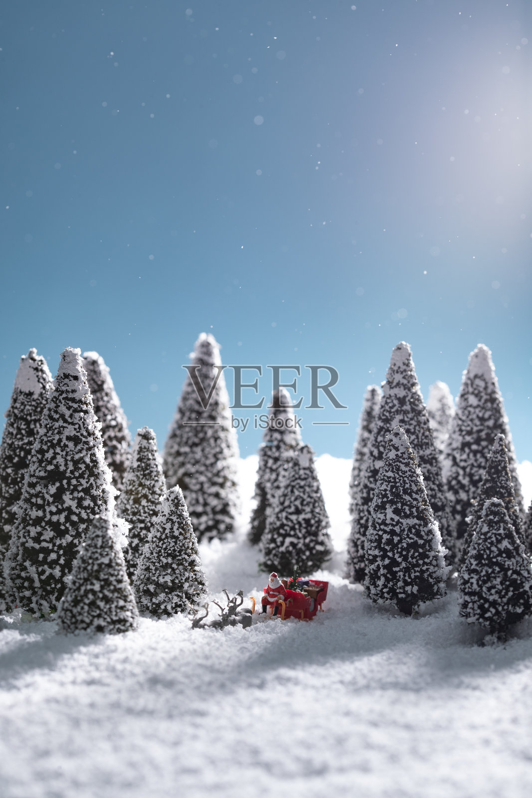 雪地上驯鹿拉着圣诞老人照片摄影图片