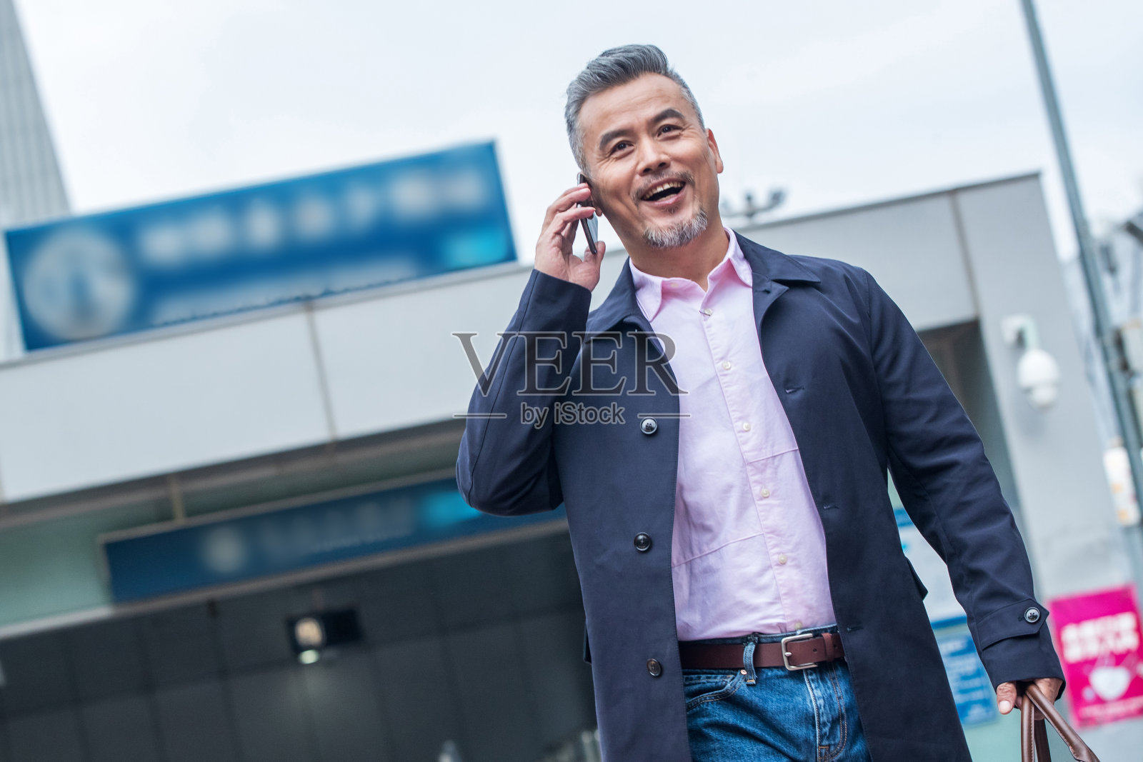 地铁站外打电话的商务中老年男士照片摄影图片