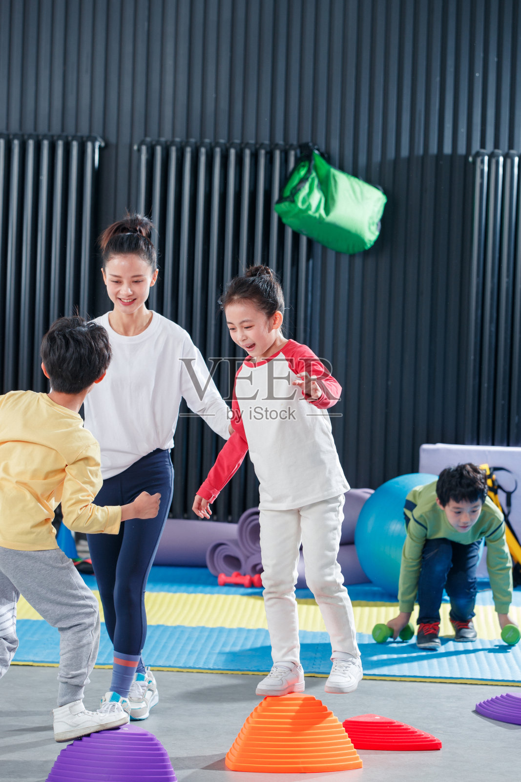 儿童在教练的指导下进行体能训练照片摄影图片