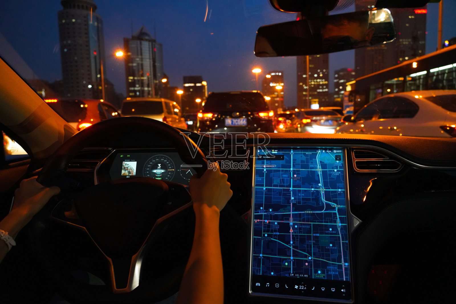 汽车驾驶时实时路况照片摄影图片