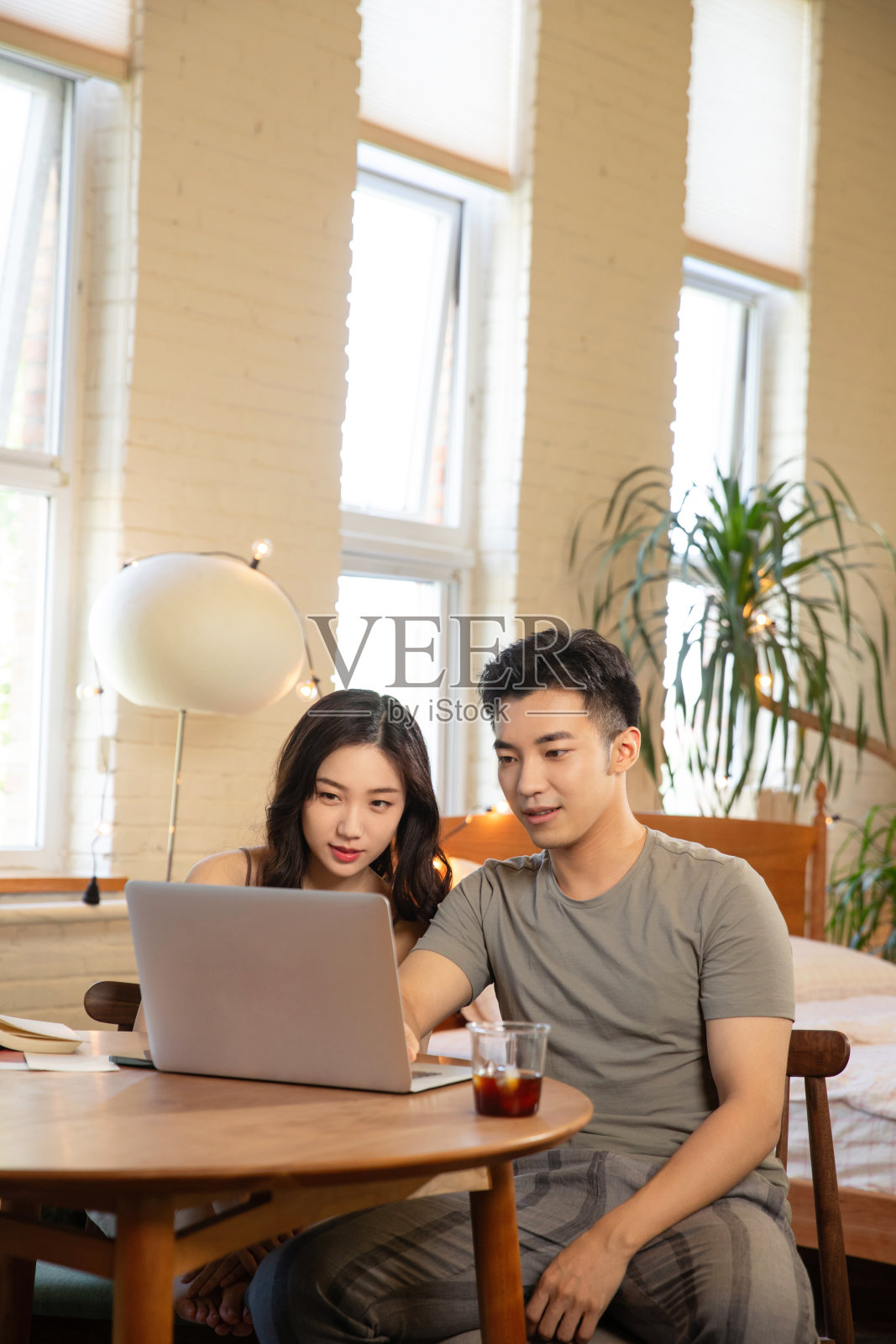 青年夫妇在家使用电脑照片摄影图片