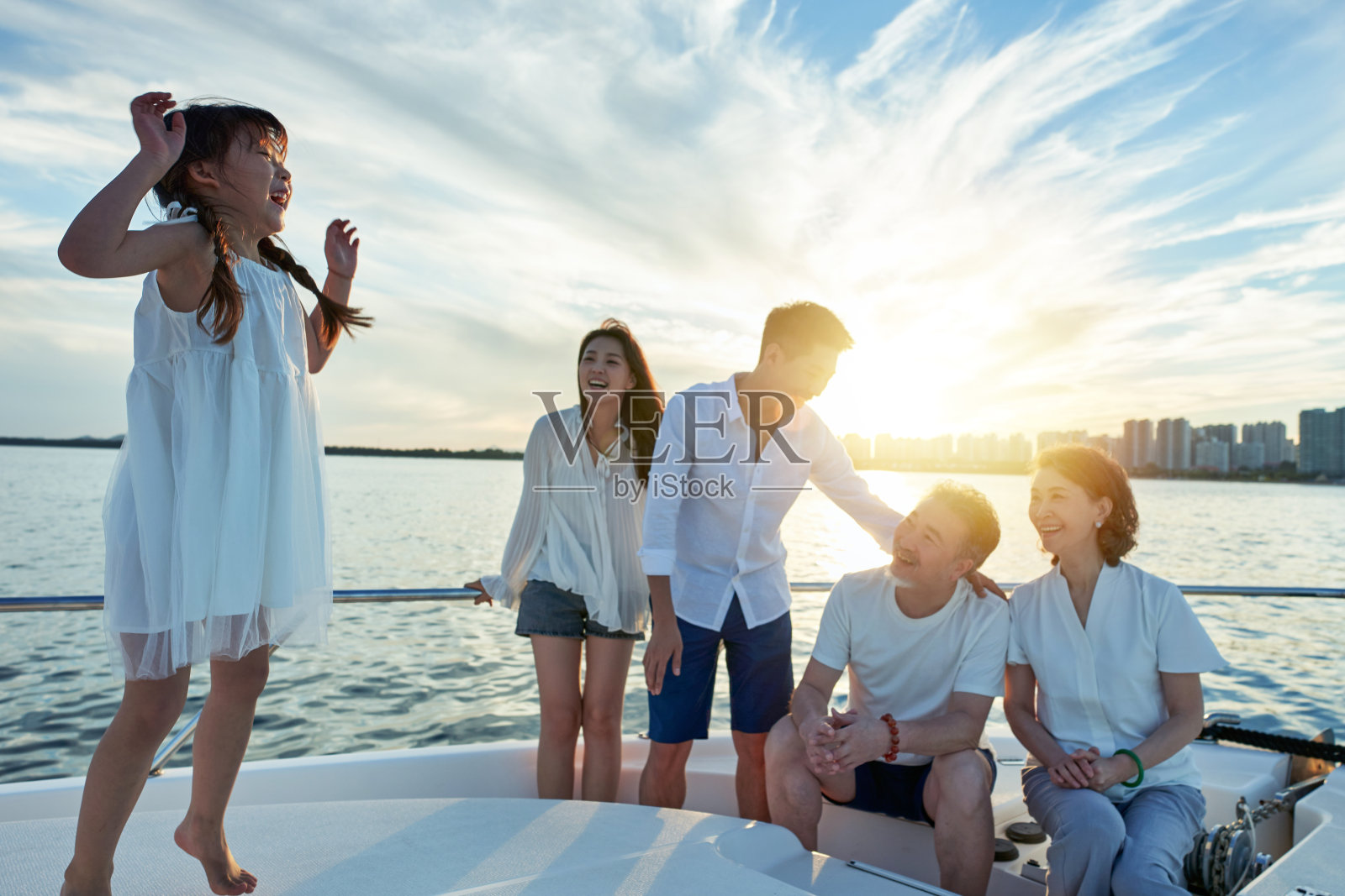 欢乐家庭乘坐游艇出海照片摄影图片