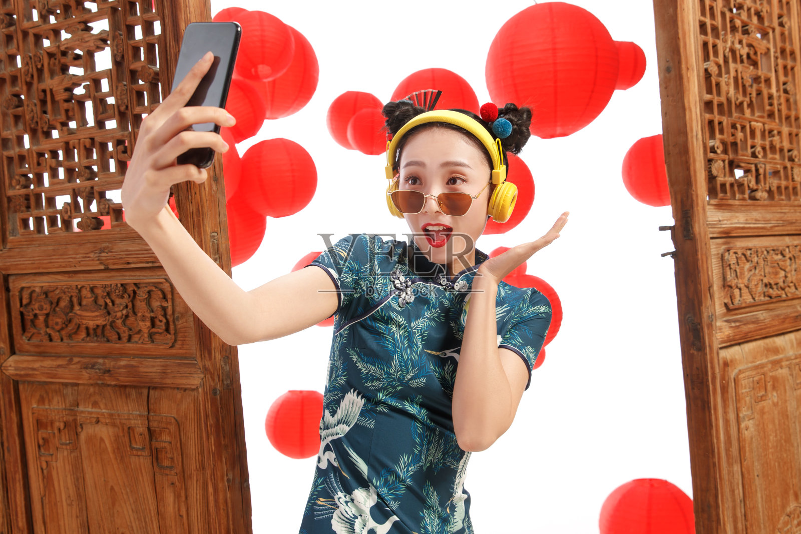 快乐女人用手机照相照片摄影图片