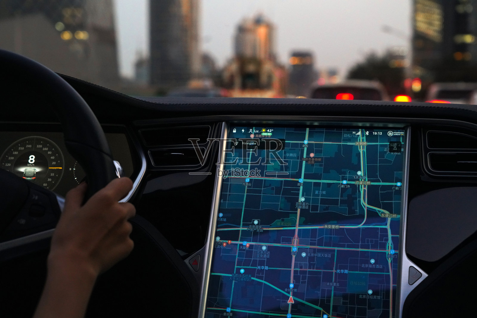 驶驾汽车时屏幕显示实时路况照片摄影图片