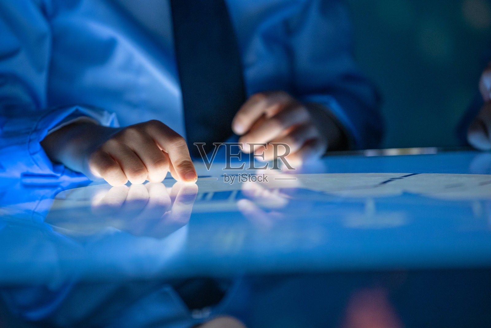 使用触屏的小学生照片摄影图片