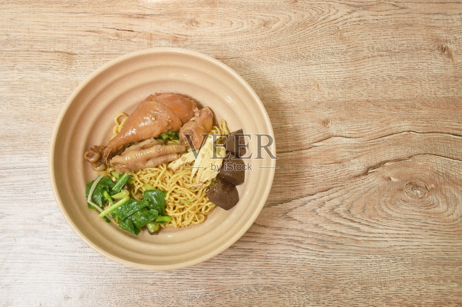 水煮干蛋黄面，配上红烧鸡腿和脚，配上甜黑酱油照片摄影图片