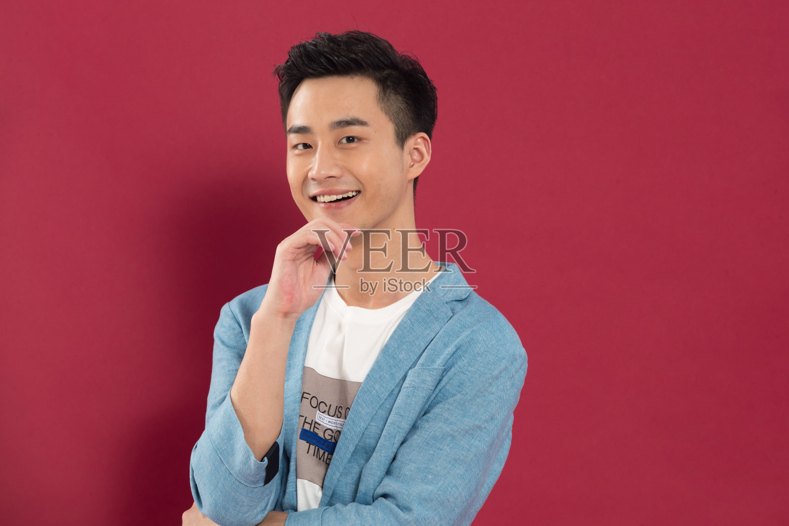 自信的青年男人照片摄影图片