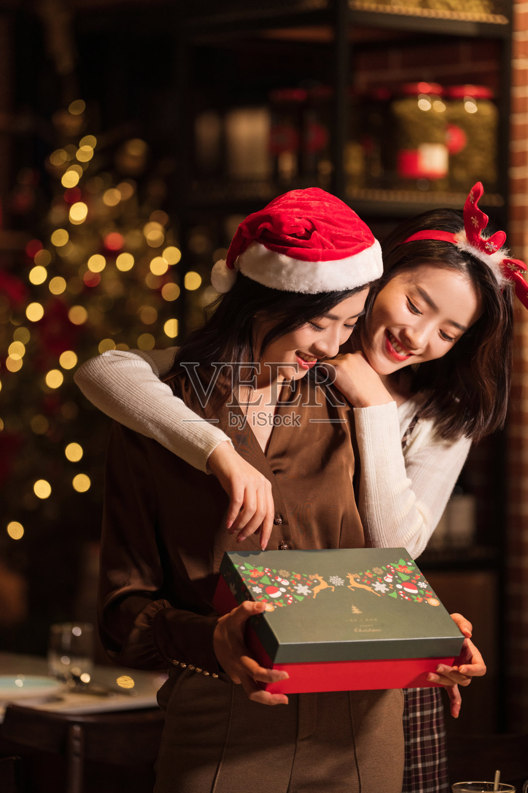 过圣诞节的年轻闺蜜照片摄影图片