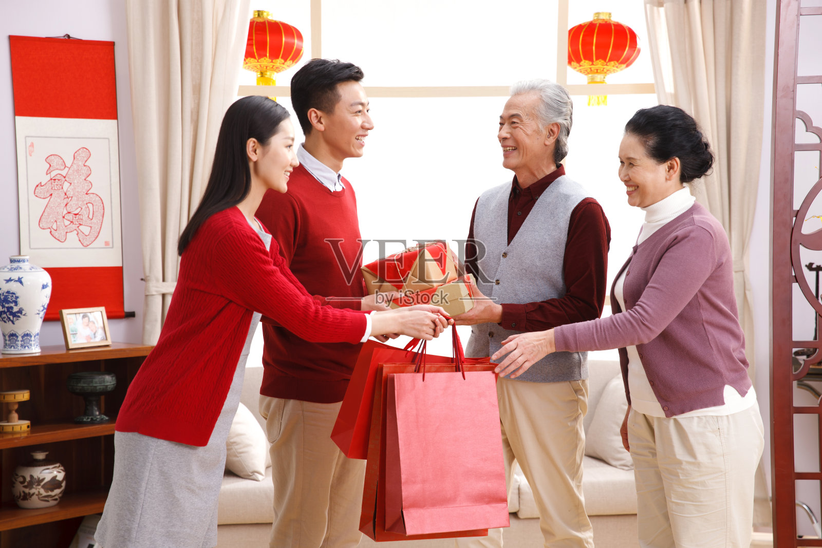 快乐家庭过新年照片摄影图片