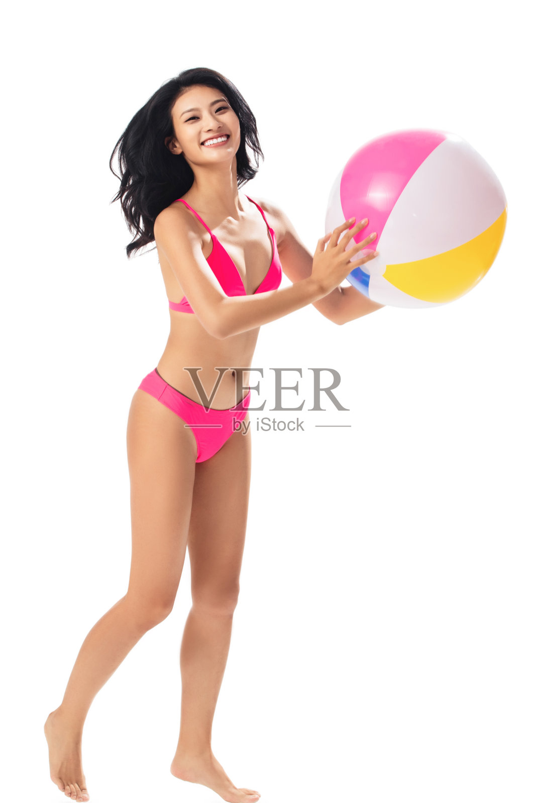 拿沙滩球的比基尼美女照片摄影图片