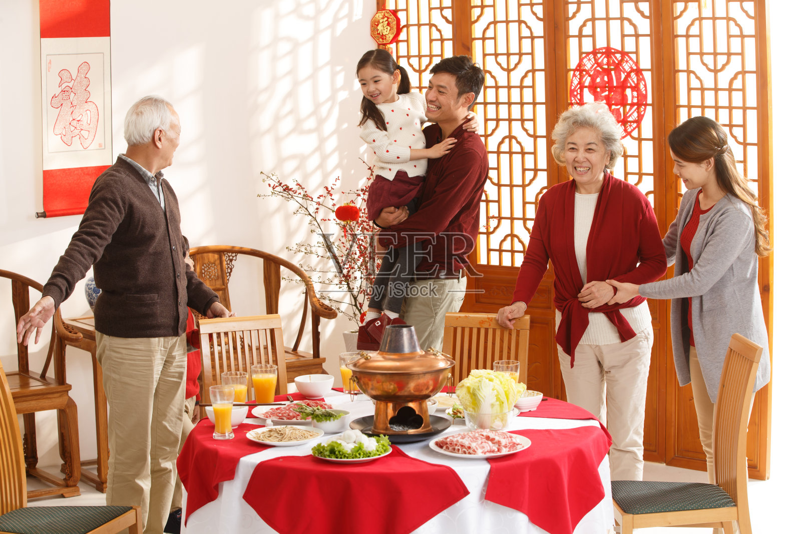 幸福家庭过年吃团圆饭照片摄影图片