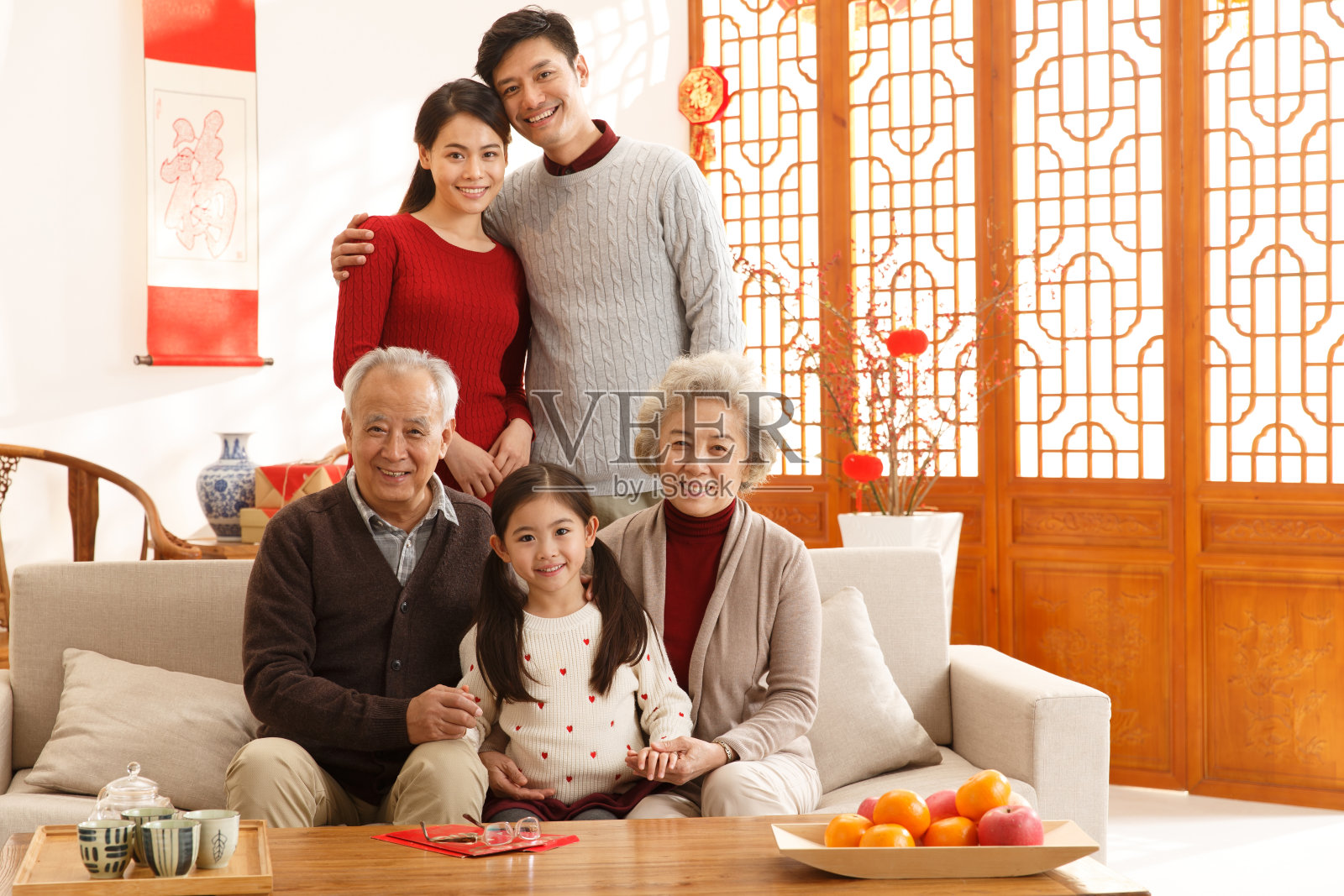 幸福家庭过新年照片摄影图片