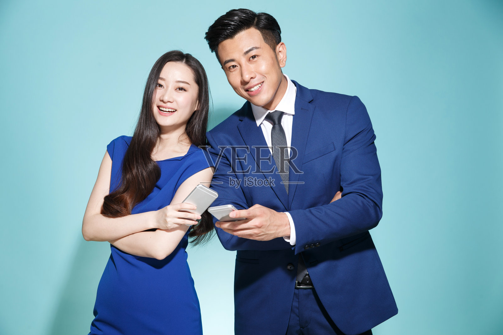 拿着手机的青年商务人士照片摄影图片