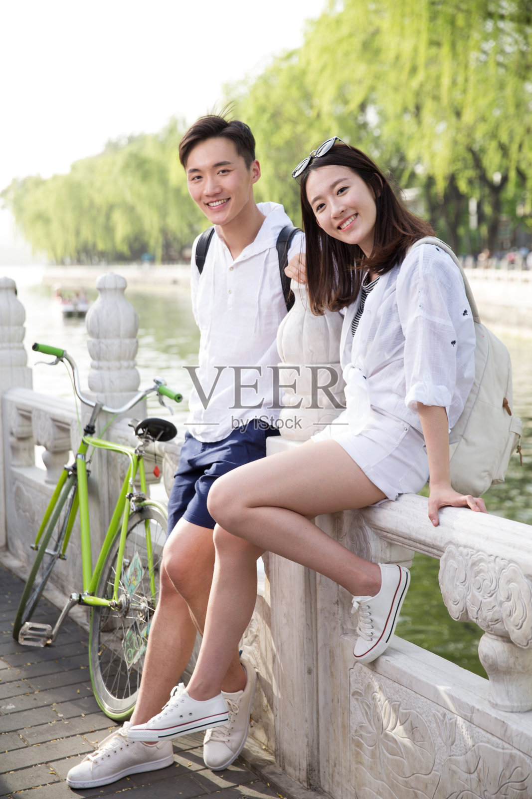 快乐的青年情侣照片摄影图片