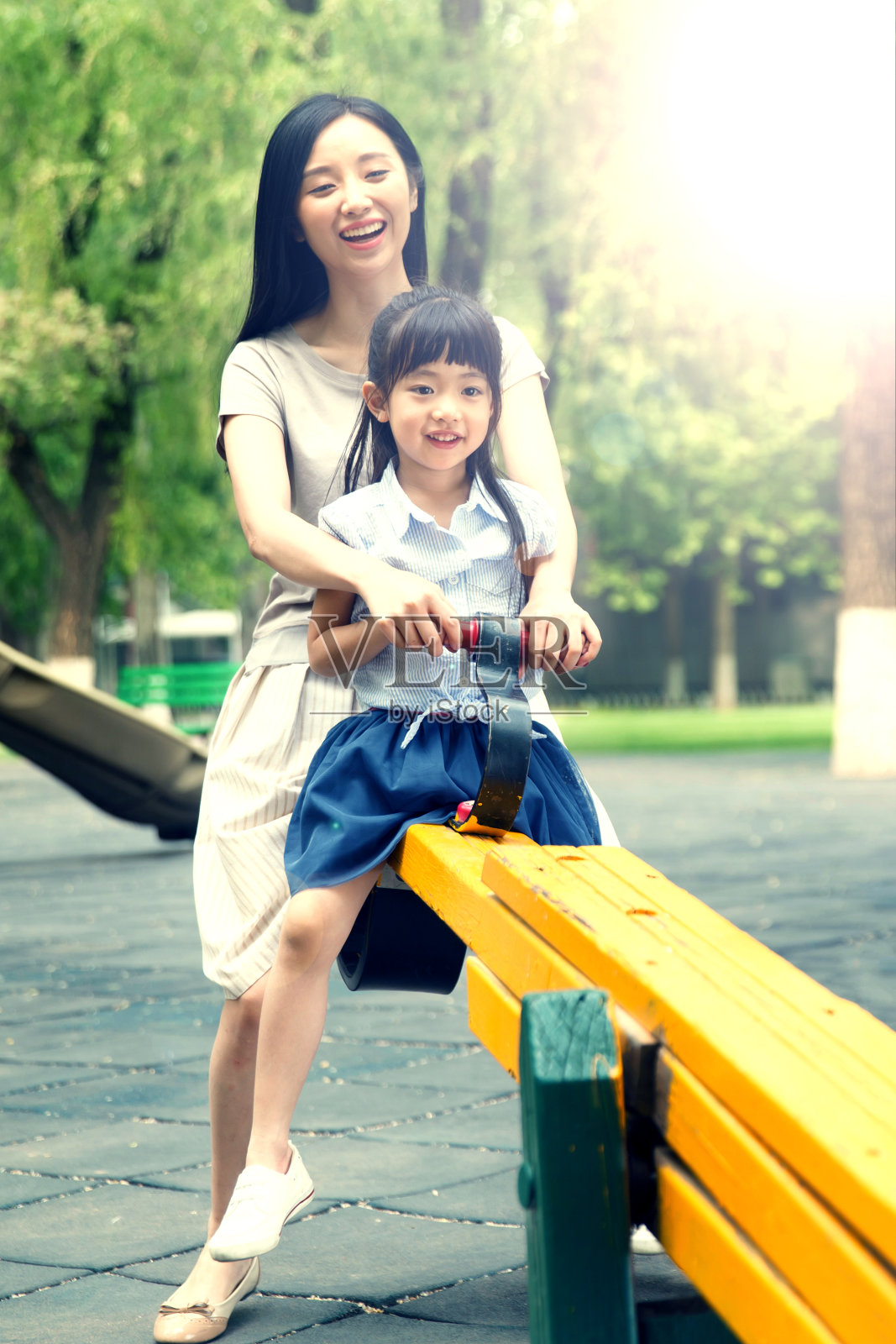 快乐母女玩跷跷板照片摄影图片