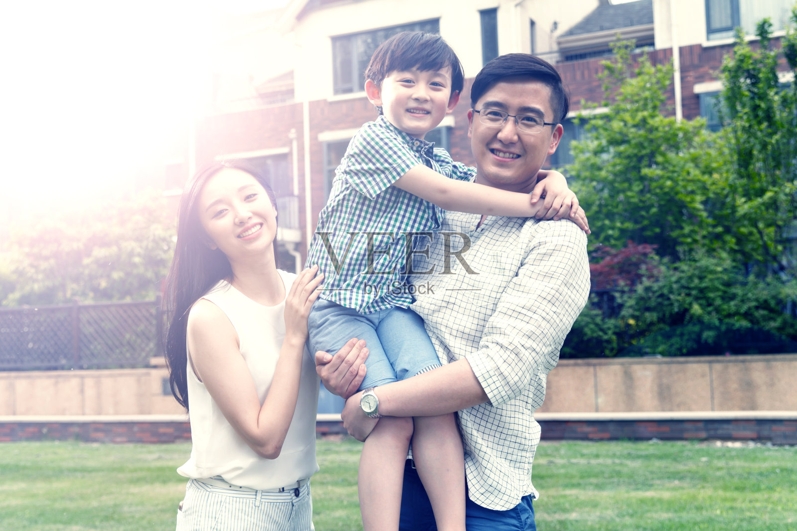 幸福的一家三口照片摄影图片